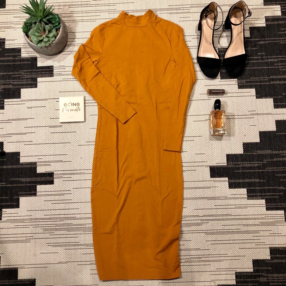 NWOT | AA | OPEN BACK TURTLE NECK